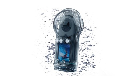 Qoocam 8K dive case sample video