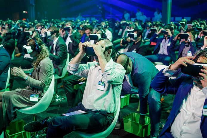 Present 360 photos and 360 videos to a group simultaneously with VR Sync