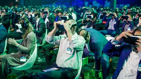 Present 360 photos and 360 videos to a group simultaneously with VR Sync