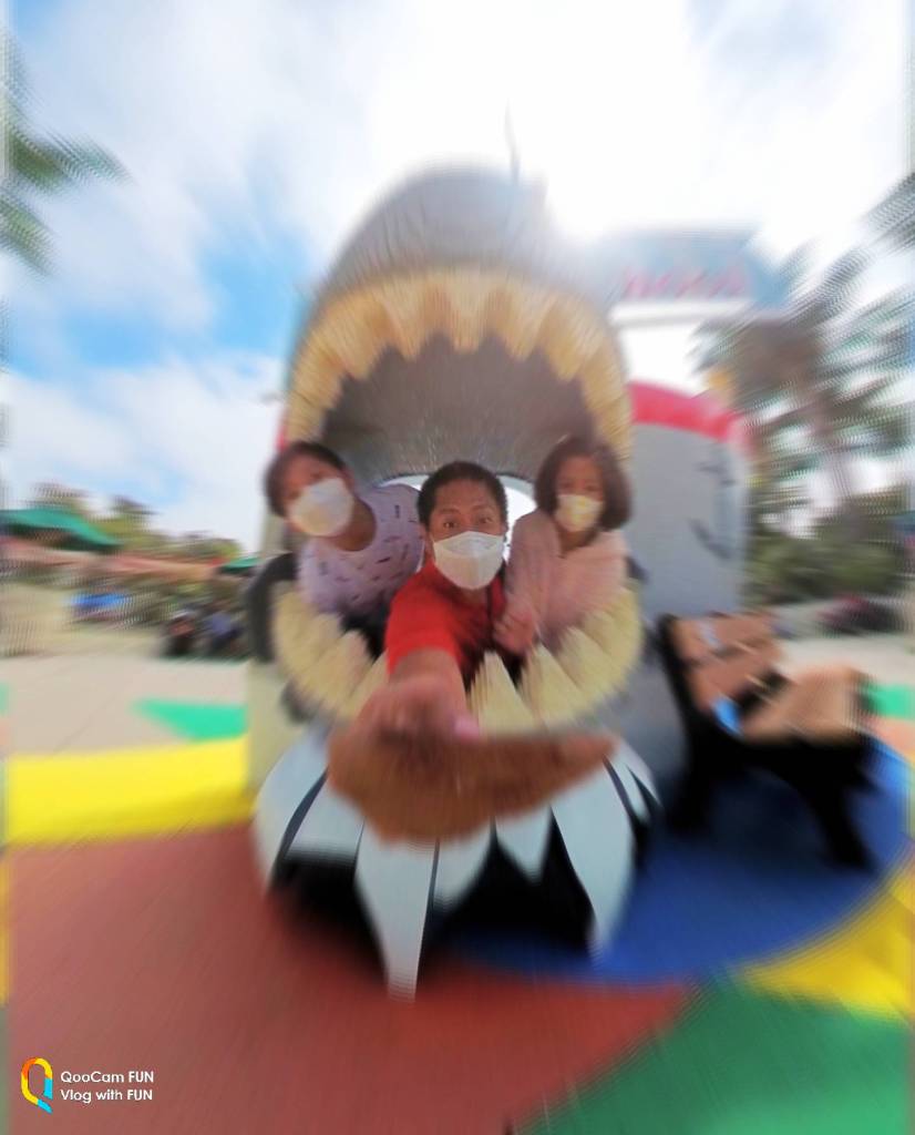 Qoocam Fun sample photo with built-in zoom blur effect