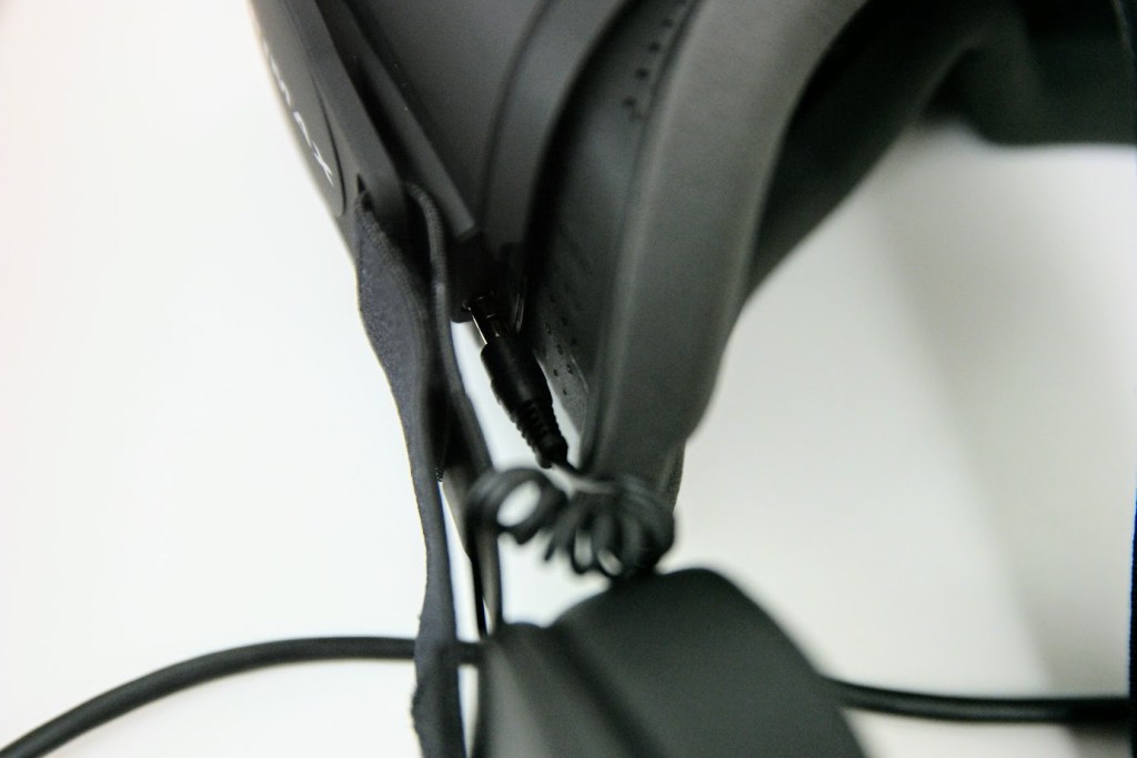 Pimax 4K has two separate headphone jacks